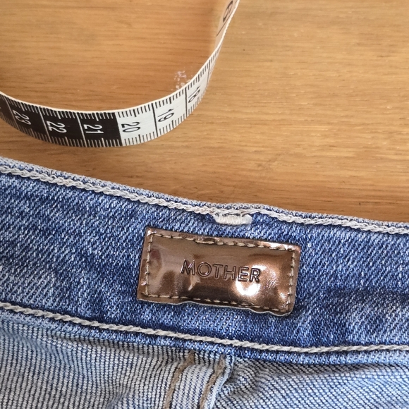 Mother 25×28 The Fly Cut Stunner Ankle Fray In Night On A Shiny White Vespa 25 - Picture 5 of 14